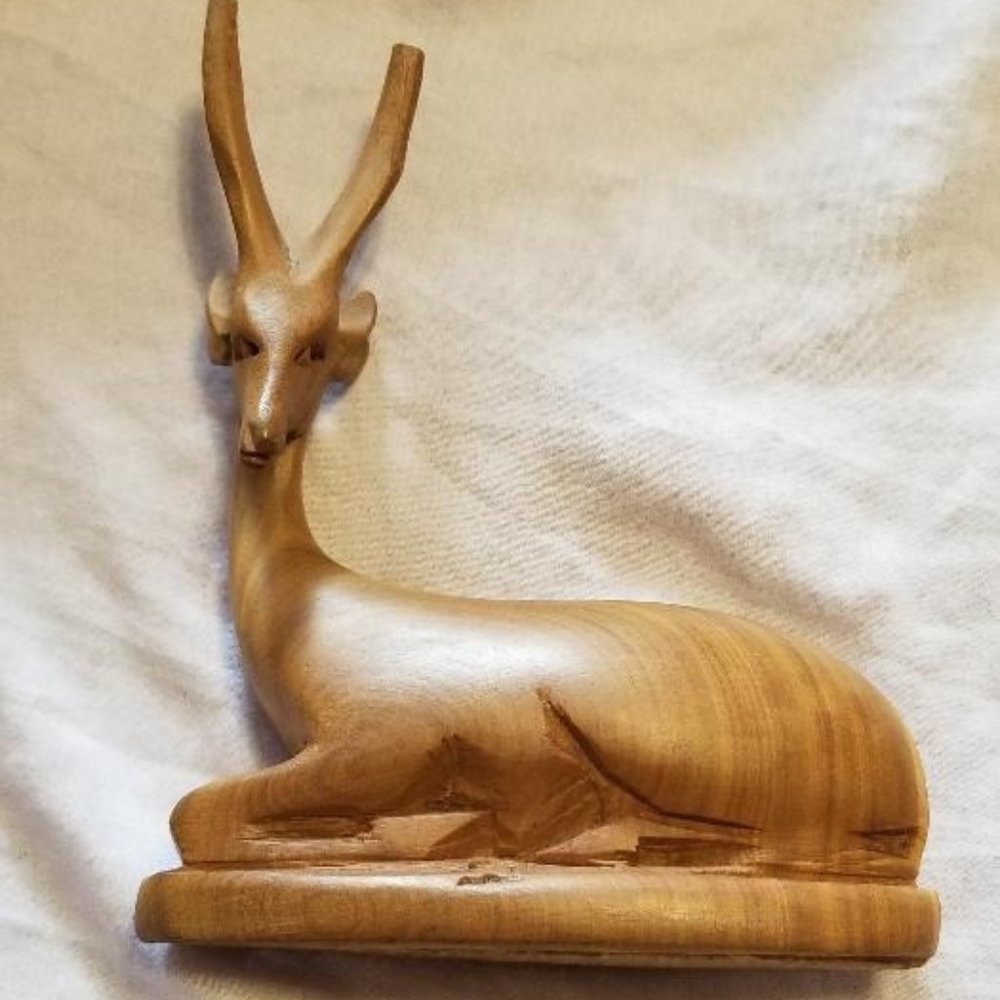 VINTAGE 1970'S CARVED WOOD ANTELOPE GAZELLE STATUE LAYING DOWN FIGURINE